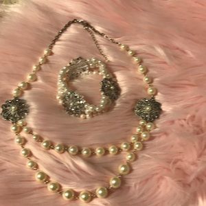 Pearl necklace and bracelet set